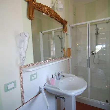 Le Case Sleeps 16 Pool Wifi Holiday home